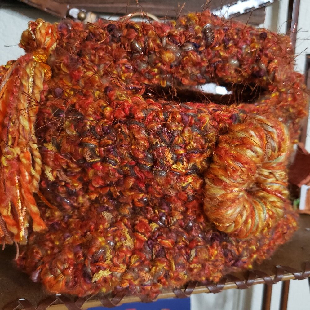 Basket handmade with high quality fibers, crocheted with high quality yarns.9x6.